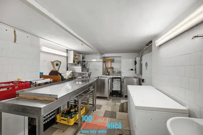 Pronájem restaurace, Praha - Záběhlice, Roztylské náměstí, 335 m2