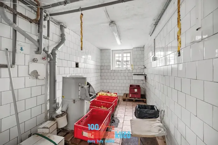 Pronájem restaurace, Praha - Záběhlice, Roztylské náměstí, 335 m2