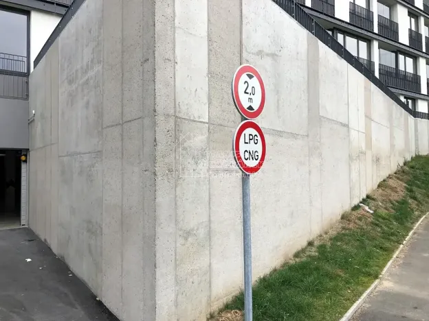 Pronájem garážového stání, Praha - Střížkov, Střížkovská, 17 m2