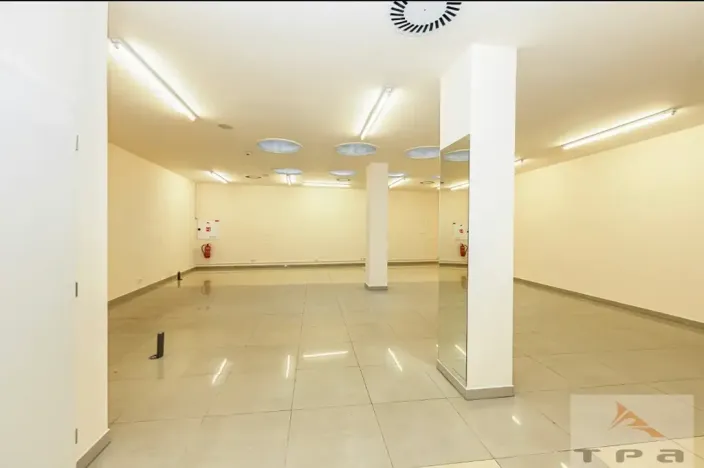 Prodej obchodního prostoru, Karlovy Vary, Divadelní náměstí, 100 m2