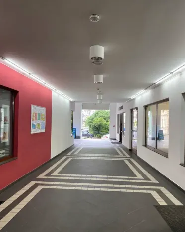 Pronájem obchodního prostoru, Karlovy Vary, Divadelní náměstí, 30 m2