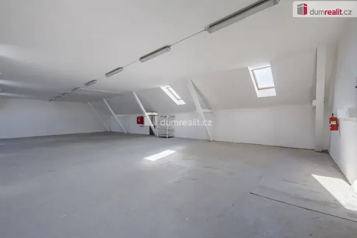 Pronájem výrobních prostor, Doksy, Václ. Plecitého, 4300 m2