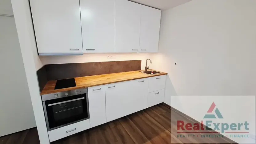 Pronájem bytu 1+kk, Praha - Vinohrady, Máchova, 34 m2