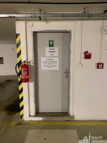 Pronájem garážového stání, Praha - Stodůlky, Petržílkova, 23 m2