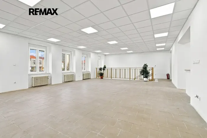 Pronájem obchodního prostoru, Přeštice, Masarykovo nám., 171 m2