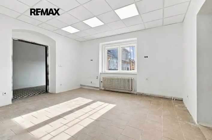 Pronájem obchodního prostoru, Přeštice, Masarykovo nám., 171 m2
