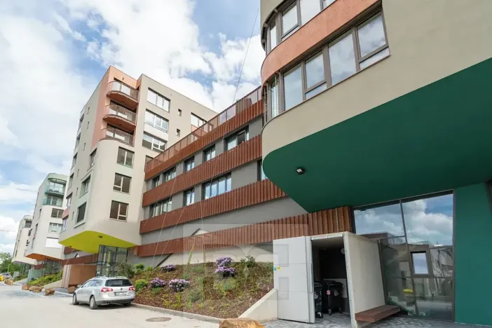 Pronájem garážového stání, Praha - Radlice, U Komína, 15 m2