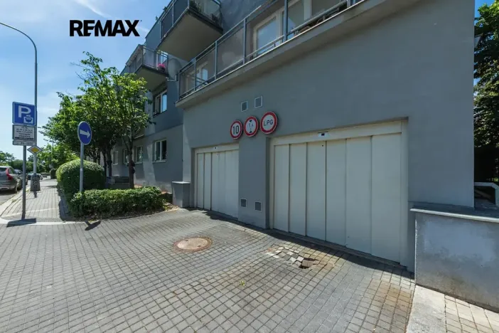 Prodej garážového stání, Praha - Břevnov, Rejchova, 12 m2