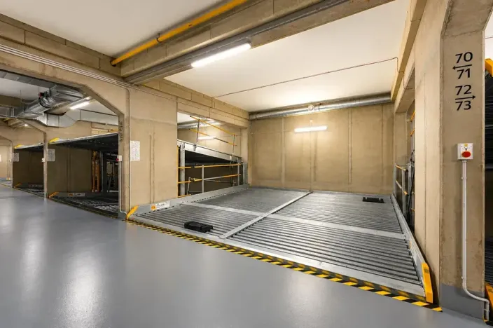 Pronájem garážového stání, Praha - Hrdlořezy, Mezitraťová, 12 m2