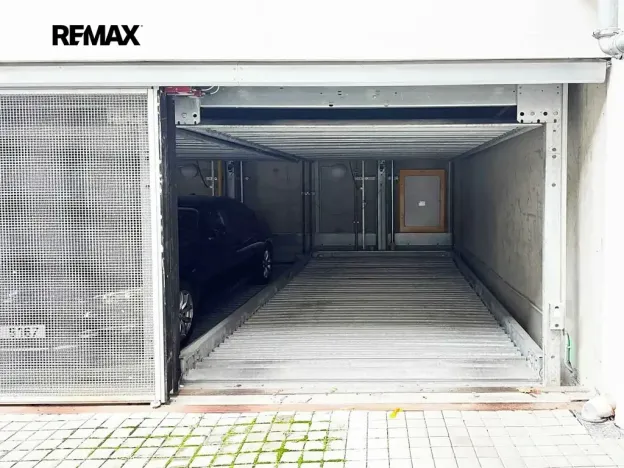 Pronájem garážového stání, Praha - Smíchov, Holečkova, 13 m2