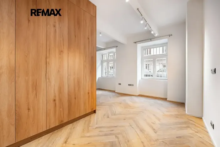 Pronájem bytu 1+kk, Praha - Vršovice, Holandská, 45 m2