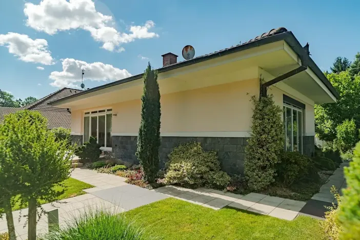 Pronájem rodinného domu, Benátky, 241 m2