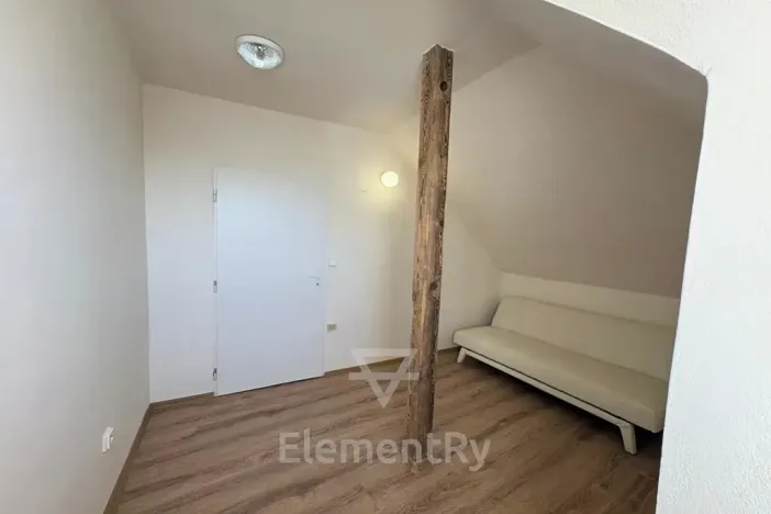 Pronájem atypického bytu, Hradec Králové, Malé náměstí, 20 m2
