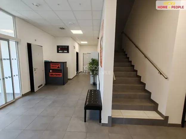 Pronájem skladu, Ostrov, 4400 m2