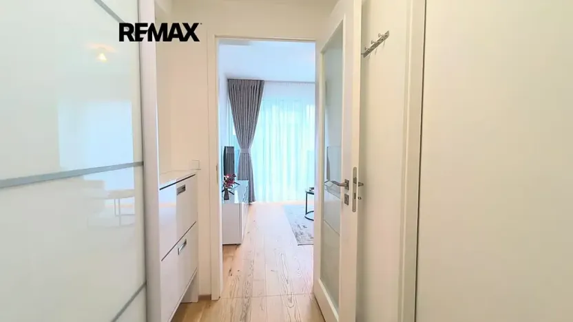Pronájem bytu 1+kk, Praha - Smíchov, Podbělohorská, 39 m2