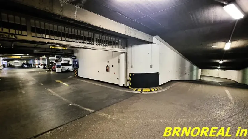 Pronájem garážového stání, Brno, Příkop, 12 m2