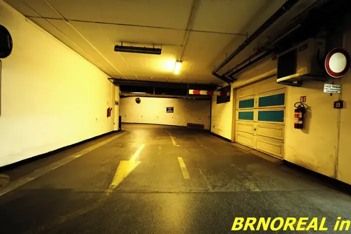 Pronájem garážového stání, Brno, Příkop, 12 m2
