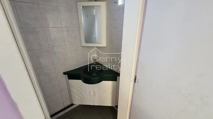 Pronájem obchodního prostoru, Pardubice, Habřinská, 92 m2