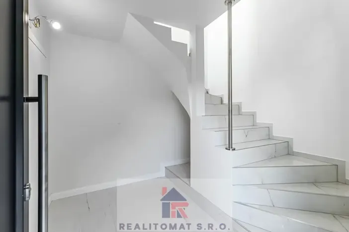 Prodej bytu 4+kk, Praha - Komořany, Pod lesem, 343 m2