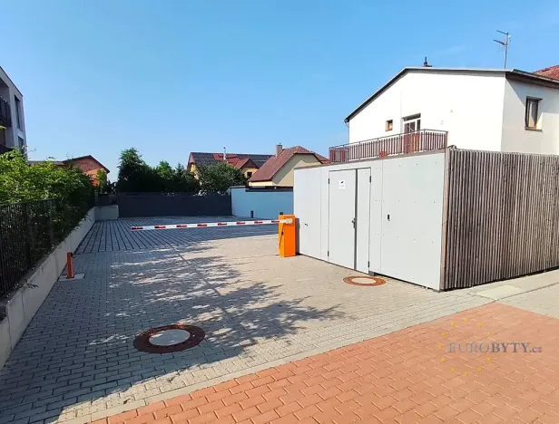 Pronájem garážového stání, Praha - Štěrboholy, K učilišti, 303 m2