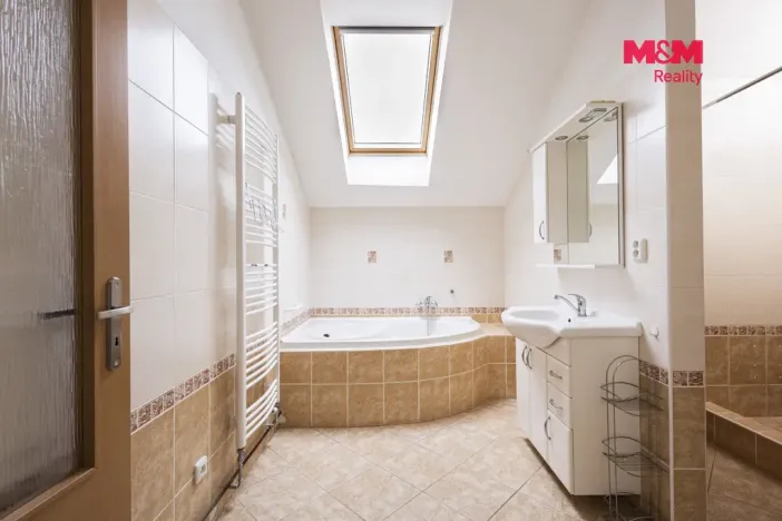 Pronájem obchodního prostoru, Nový Bor, Tržní náměstí, 108 m2