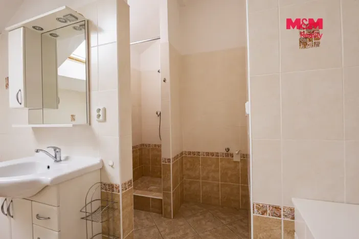 Pronájem obchodního prostoru, Nový Bor, Tržní náměstí, 108 m2