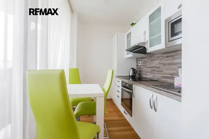 Pronájem bytu 1+kk, Praha - Žižkov, Ke kapslovně, 38 m2