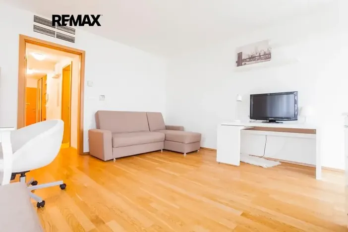 Pronájem bytu 1+kk, Praha - Žižkov, Ke kapslovně, 38 m2