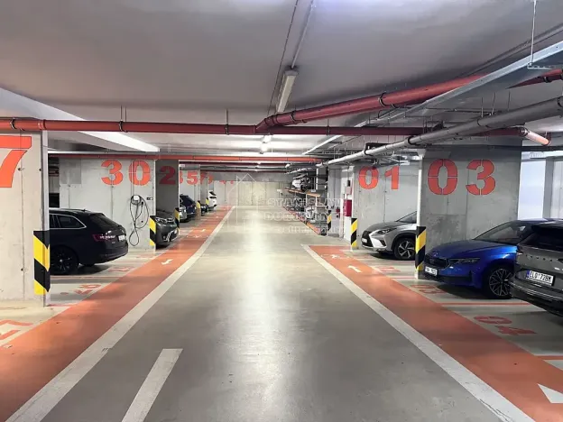 Pronájem garážového stání, Praha - Bubeneč, Jednořadá, 15 m2