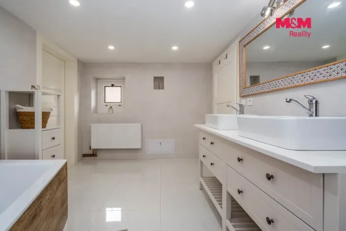 Prodej rodinného domu, Lužná, Masarykovo nám., 165 m2