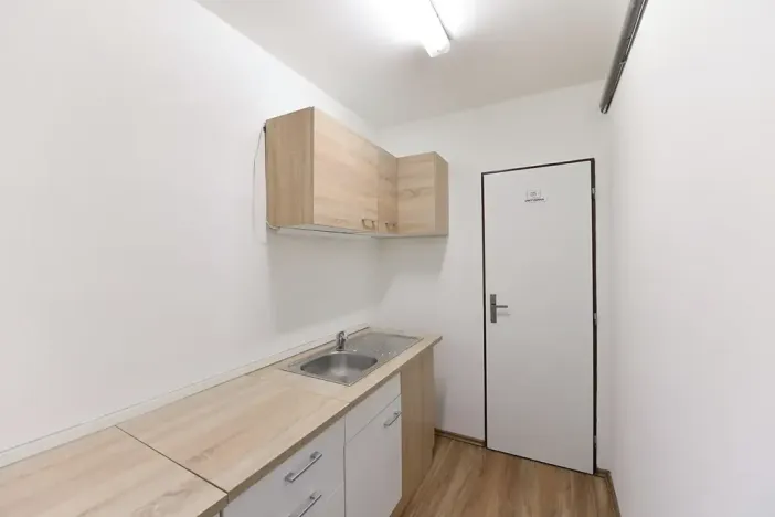Pronájem kanceláře, Praha - Horní Počernice, Komárovská, 210 m2