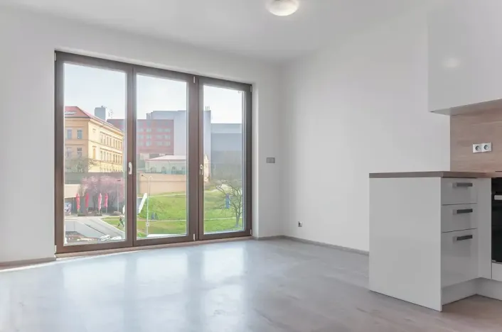 Pronájem bytu 1+kk, Praha - Vysočany, Bassova, 28 m2