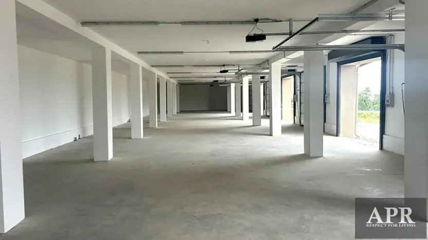Pronájem garážového stání, Újezdec, 43 m2