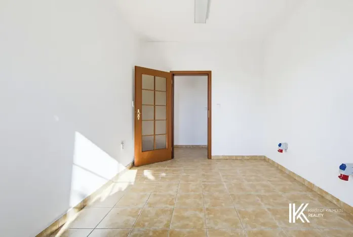 Prodej kanceláře, Hrochův Týnec, 356 m2